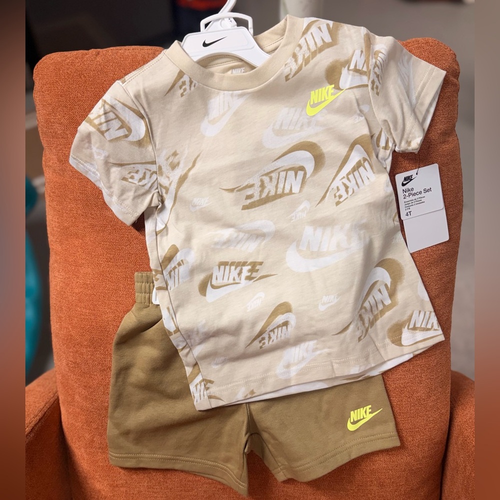 Nike ▪️ 2-Piece Set ▪️ Size 4T